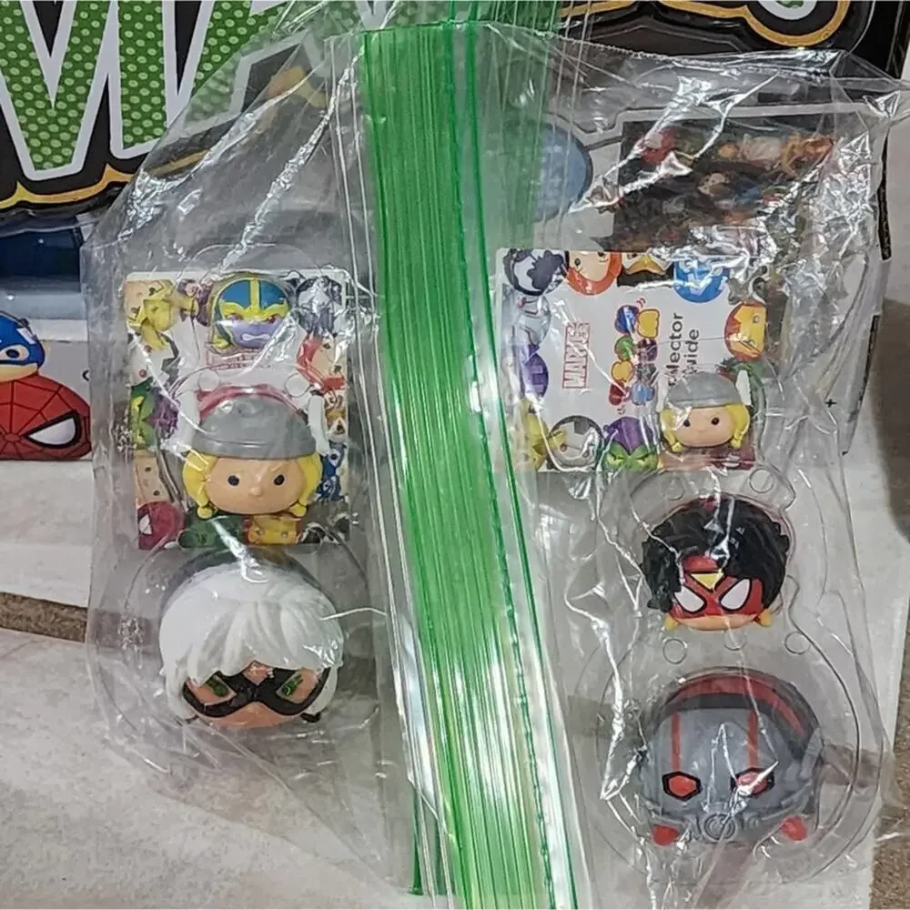 Marvel Tsum Tsum Comic Box‎ Display and 12 Toy Figures new!!